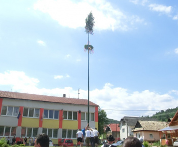 Kultúrne pamiatky / Stavanie májov – Rusadle (Turíce) - foto