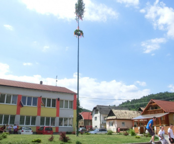 Kultúrne pamiatky / Stavanie májov – Rusadle (Turíce) - foto