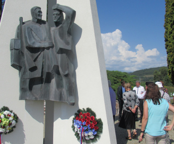 Kultúra v obci / Odhalenie pamätnej tabule na pamätníku Pališov - foto
