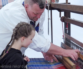 Aktuality / Slovenský rekord v tkaní pokrovca - foto Aktuality / Slovenský rekord v tkaní pokrovca - foto