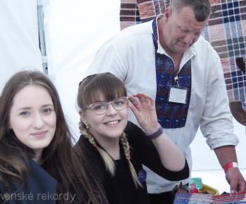 Aktuality / Slovenský rekord v tkaní pokrovca - foto Aktuality / Slovenský rekord v tkaní pokrovca - foto