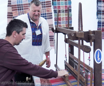 Aktuality / Slovenský rekord v tkaní pokrovca - foto Aktuality / Slovenský rekord v tkaní pokrovca - foto